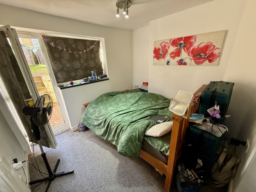 Lot: 91 - FREEHOLD END-TERRACE PROPERTY DIVIDED INTO A TWO-BEDROOM MAISONETTE AND GARDEN FLAT - Lower Ground Flat - Bedroom area